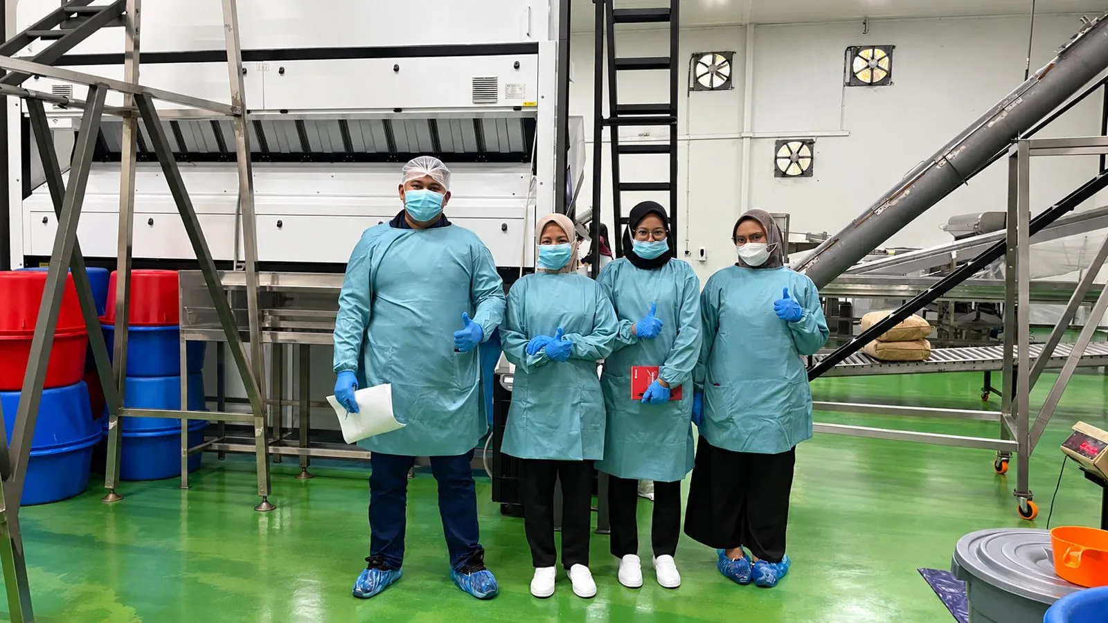 Tim pendampingan dan penanggung jawab halal berpakaian sanitasi di fasilitas produksi