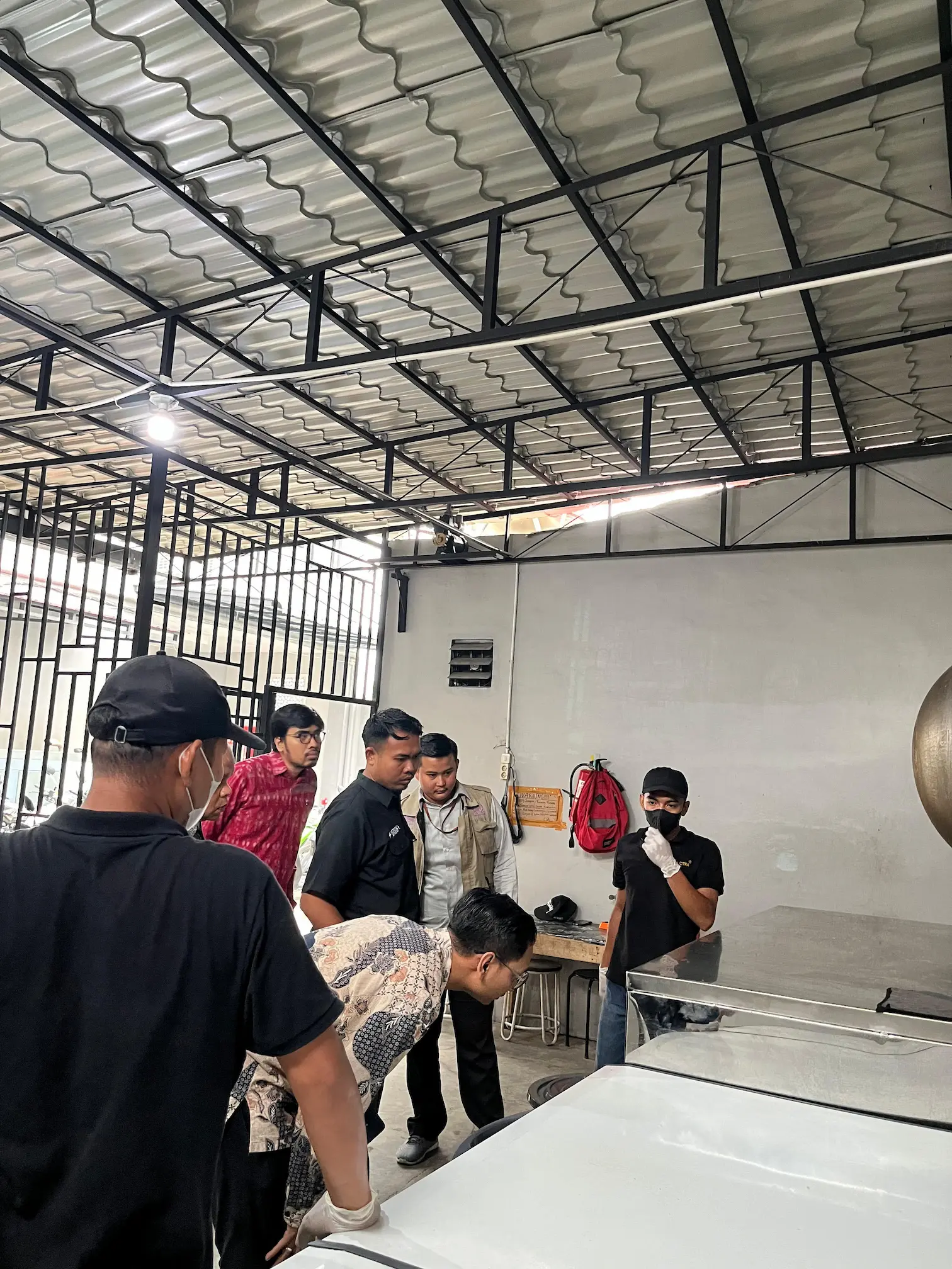 gambar kegiatan dari team halalfun untuk mengetes produk halal