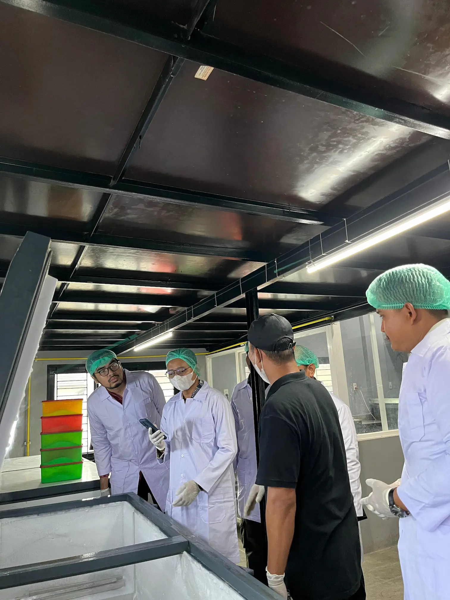 gambar kegiatan dari team halalfun untuk mengetes produk halal