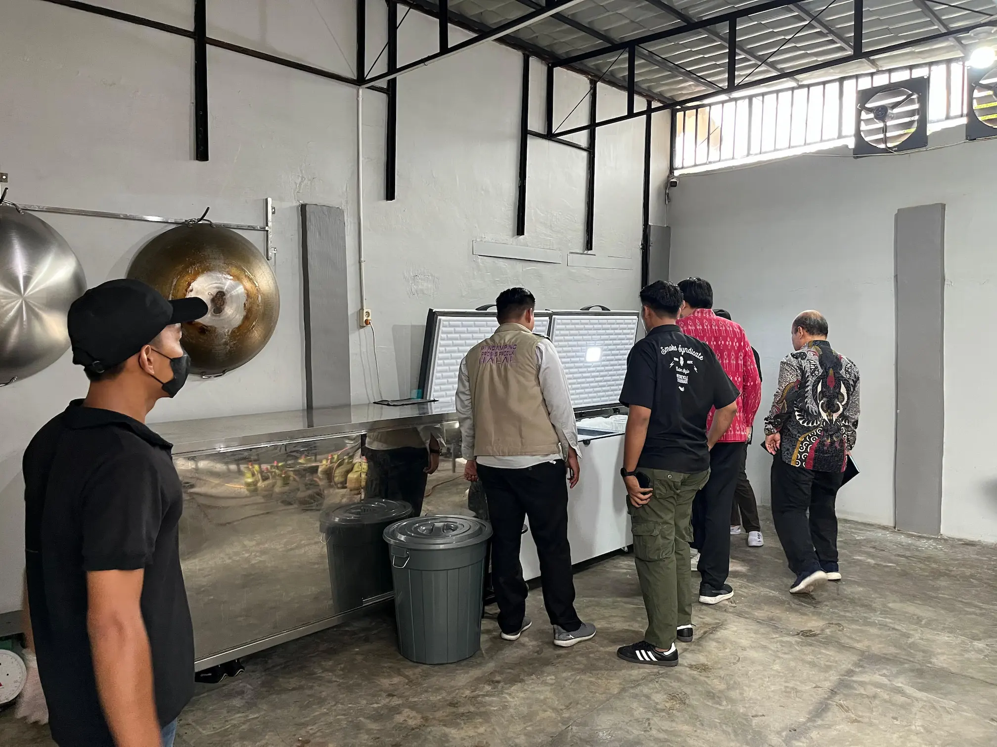 gambar kegiatan dari team halalfun untuk mengetes produk halal